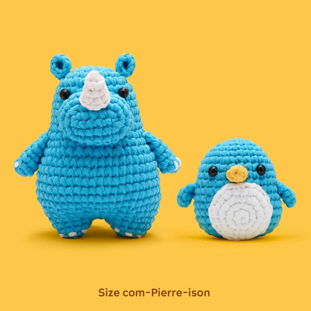 Two blue crochet toys, one rhino and one penguin, on a yellow background with 'Size com-Pierre-ison' text.